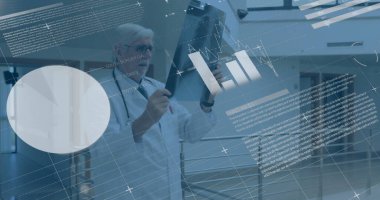 Hastanedeki beyaz erkek doktor üzerinden finansal veri işleme görüntüsü. Küresel tıp, sağlık ve dijital arayüz kavramı dijital olarak oluşturulmuş görüntü.