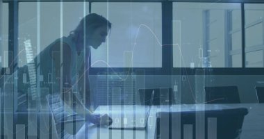 Ofisteki dizüstü bilgisayarını kullanan Kafkas iş kadını üzerindeki grafiklerin ve binaların resmi. Dijital kompozit, çoklu pozlama, toplantı, rapor, gökdelen, soyut ve teknoloji kavramı.