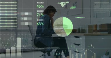 Ofisteki Kafkas iş kadınının veri işleme görüntüsü. Küresel iş, bilgisayar ve dijital arayüz kavramı dijital olarak oluşturulmuş görüntü.