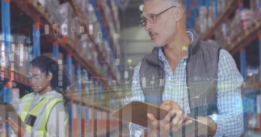 Depoda çalışanların veri işleme görüntüsü. küresel sevkiyat, dağıtım ve bağlantılar konsepti dijital olarak oluşturuldu.