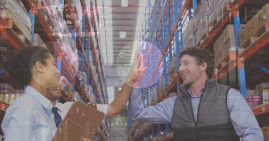 Depoda birbirlerine beşlik çakan erkek ve kadın yöneticilerle ilgili istatistiksel veri işleme. lojistik ve ulaşım sektörü kavramı