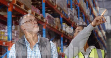 Depoda çalışanların veri işleme görüntüsü. küresel sevkiyat, dağıtım ve bağlantılar konsepti dijital olarak oluşturuldu.