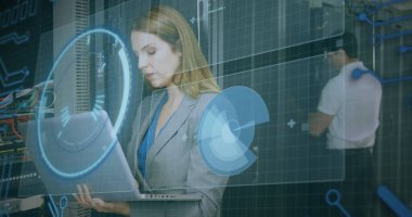 Kapsam taraması, beyaz tenli erkek ve kadın bilgisayar sunucusunu tamir ederken görüntüler. küresel hesaplama ve veri işleme kavramı dijital olarak oluşturulmuş resim.