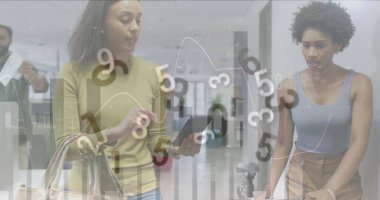 Ofiste çalışan çeşitli iş adamlarının sayılarla finansal veri işleme görüntüsü. Küresel iş, finans ve dijital arayüz kavramı dijital olarak oluşturulmuş görüntü.