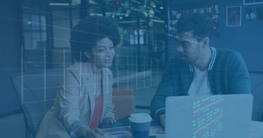 Ofisteki çeşitli iş adamlarıyla ilgili finansal veri işleme resmi. Küresel finans, iş, bağlantılar, hesaplama ve veri işleme kavramı dijital olarak oluşturuldu.