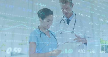 Finansal veriler beyaz kadın ve erkek doktorların konuşmasından daha önemli. Sağlık, ilaç ve finans kavramı dijital olarak üretilen imaj.