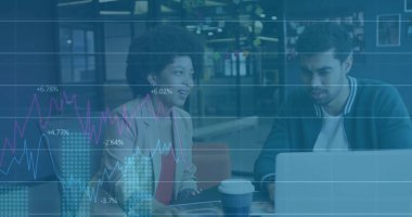 Ofisteki çeşitli iş adamlarıyla ilgili finansal veri işleme resmi. Küresel finans, iş, bağlantılar, hesaplama ve veri işleme kavramı dijital olarak oluşturuldu.