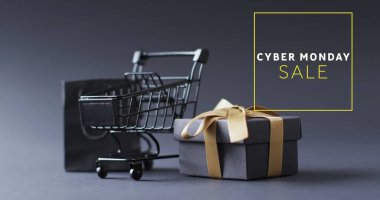 Pazartesileri alışveriş arabaları ve hediyeler üzerinden siber satış metni. Satışlar, perakende satış, siber alışveriş, dijital arayüz, iletişim, bilgisayar ve veri işleme kavramı dijital olarak oluşturuldu.