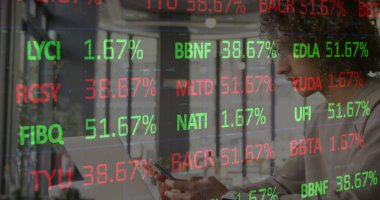 Akıllı telefon kullanan bir kadının istatistik ve veri işleme görüntüsü. küresel iş, dijital arayüz ve teknoloji konsepti dijital olarak oluşturulmuş görüntü.