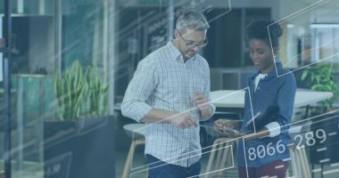 Ofisteki çeşitli iş adamlarıyla ilgili finansal veri işleme resmi. Küresel iş, finans, hesaplama ve veri işleme kavramı dijital olarak oluşturulmuş görüntü.