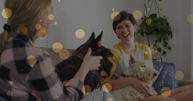 Kafkasyalı kadın çiftin evcil köpekleriyle kanepede oturması üzerine kalp tasviri. Sevgililer Günü, aşk ve kutlama konsepti dijital olarak oluşturulmuş görüntü.