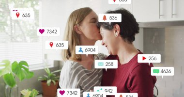 Sosyal medya simgeleri ve numaralar, evdeki beyaz lezbiyen çift üzerinde. Küresel sosyal medya, veri işleme ve dijital arayüz kavramı dijital olarak oluşturuldu.