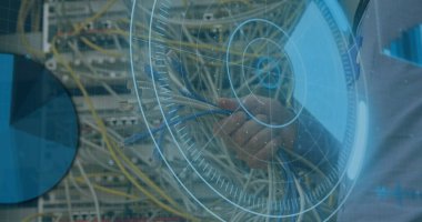 Bilgisayar sunucusundaki kablolar üzerinden tarama ve veri işleme görüntüsü. küresel hesaplama ve veri işleme kavramı dijital olarak oluşturulmuş resim.