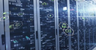 Sunucu odasındaki veri sunucu raflarının üzerinde lens işaretleri olan birden fazla simgenin resmi. Dijital bileşik, çoklu maruz kalma, tehlikeli, geri dönüşüm, veri merkezi, ağ, teknoloji konsepti.