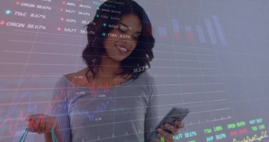 Akıllı telefon kullanan beyaz bir kadının orta bölümündeki finansal veriler ve grafikler. Finans, ekonomi, iletişim ve teknoloji konsepti dijital olarak oluşturulmuş görüntü.
