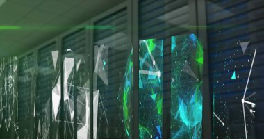 Sunucu odasındaki bilgisayar sunucuları üzerinden soyut şekillerin, ağların ve veri işlemenin resmi. Küresel iletişim ve dijital arayüz konsepti dijital olarak oluşturuldu.