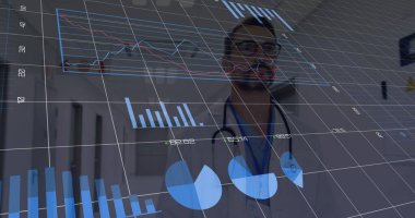 Finansal veriler ve beyaz erkek doktor üzerindeki dünya haritası. finans, ekonomi, tıp, sağlık ve teknoloji konsepti dijital olarak oluşturulmuş görüntü.