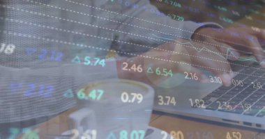 Laptop kullanan beyaz bir kadının mali verilerinin görüntüsü. Küresel iş, veri işleme ve dijital arayüz kavramı dijital olarak oluşturulmuş görüntü.