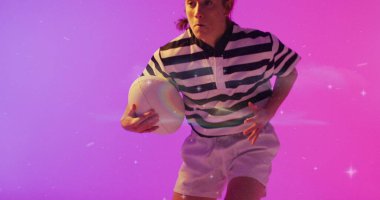 Neon arka plandaki bayan rugby oyuncusu üzerinde yanıp sönen ışık görüntüsü. Spor ve iletişim konsepti dijital olarak oluşturulmuş imaj.