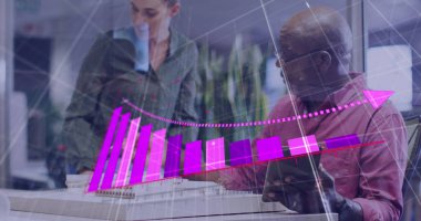 Ofisteki çeşitli iş adamlarıyla ilgili finansal veri işleme resmi. Küresel iş, finans, hesaplama ve veri işleme kavramı dijital olarak oluşturulmuş görüntü.