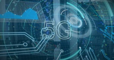 Sunucuların üzerinde 5G ve işleme çemberlerinin resmi. ağ, iletişim, veri işleme ve teknoloji konsepti dijital olarak oluşturulmuş görüntü.
