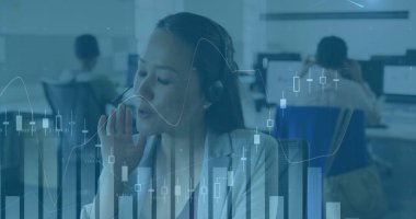 Ofisteki telefon kulaklığı kullanan Asyalı iş kadınının mali veri işleme görüntüsü. Küresel iş ve dijital arayüz kavramı dijital olarak oluşturulmuş görüntü.