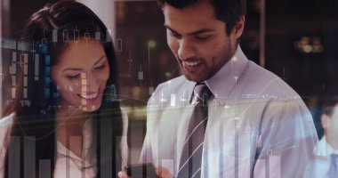 Çeşitli iş adamları üzerinde finansal veri işleme ve şehir manzarası. küresel iş, veri işleme ve dijital arayüz kavramı dijital olarak oluşturulmuş görüntü.