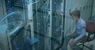 Beyaz kadın sunucu oda çalışanı üzerinde dijital arayüz görüntüsü. Küresel bilim, bağlantılar, veri işleme ve dijital arayüz kavramı dijital olarak oluşturuldu.