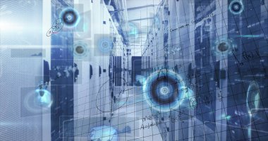 Sunucu odası üzerinde radarların, bilgi arayüzünün ve matematiksel denklemlerin görüntüsü. Dijital bileşik, çoklu pozlama, sonar, küreselleşme, rapor, finans ve teknoloji kavramı.