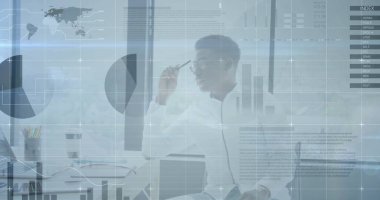 Ofiste çalışan Afrikalı Amerikalı iş adamının mali veri işleme görüntüsü. Küresel iş, finans ve dijital arayüz kavramı dijital olarak oluşturulmuş görüntü.