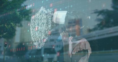 Çift ırklı bir kız, siber güvenlik kavramını gösteren dijital grafiklerle kaplı cam bir camdan görülebiliyor. Onun yansıması görüntülerle birleşiyor, gerçek ve sanal dünyaların bir karışımı olduğunu gösteriyor..