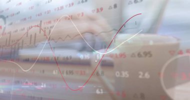 Dizüstü bilgisayar kullanan bir kadının ağ ve finansal veri işleme görüntüsü. Küresel hesaplama, iş, finans ve veri işleme kavramı dijital olarak oluşturulmuş görüntü.