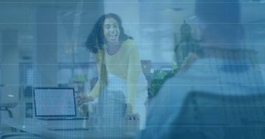 Dizüstü bilgisayarı olan melez bir kadından daha üstün grafikler. İş, finans ve ekonomi kavramı dijital olarak oluşturulmuş imaj.