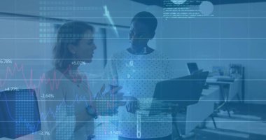 Tablet kullanan çeşitli iş adamlarının veri işleme görüntüsü. Tıbbi araştırma ve dijital arayüz teknolojisi dijital olarak oluşturuldu.