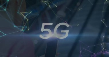 Akıllı telefon kullanan beyaz iş kadınına karşı 5G metin ve ağ bağlantıları. küresel ağ ve iş teknolojisi kavramı