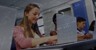Dizüstü bilgisayar kullanan öğrencilerin üzerinde matematiksel denklemlerin resmi. küresel eğitim, teknoloji ve bağlantılar konsepti dijital olarak oluşturulmuş görüntü.