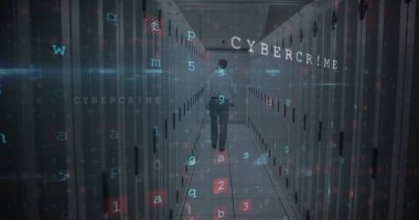 Beyaz adamın sunucu odasında siber saldırı uyarısı var. küresel internet güvenliği, bağlantılar ve veri işleme kavramı dijital olarak oluşturulmuş görüntü.