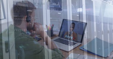 Genç bir Afro-Amerikan 'la telefonda konuşan beyaz bir adam. Sanal bir toplantıda iş veya teknik konuları tartışıyorlar..