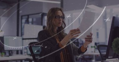 Beyaz iş kadınının ofisinde evrak okuması üzerine tarama verilerinin işleniş görüntüsü. Küresel iletişim ağı, dijital arayüz ve dijital olarak oluşturulmuş iş veri konsepti.