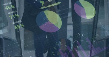 Ofisteki yürüyen merdiven kullanan iş adamlarının mali veri işleme görüntüsü. küresel finans, iş ve dijital arayüz kavramı dijital olarak oluşturulmuş görüntü.