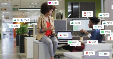 Muhtelif kadın iş arkadaşlarının ofis masasında tartıştıkları bildiri barlarının resmi. Dijital bileşik, çoklu pozlama, iş, planlama, takım çalışması, sosyal medya anımsatıcı ve teknoloji.