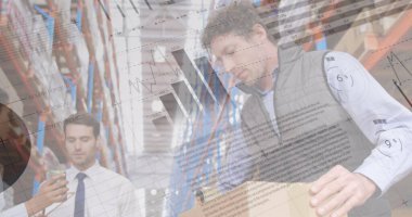 Depoda kutu paketleyen beyaz erkek yöneticiye karşı istatistiksel veri işleme. lojistik ve ulaşım sektörü kavramı