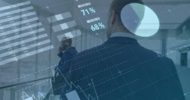 Çeşitli iş adamlarının yürümesi üzerine veri işleme görüntüsü. Küresel iş ve dijital arayüz kavramı dijital olarak oluşturulmuş görüntü.