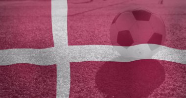 Futbol topunun üzerinde Danimarka bayrağı sallama görüntüsü. Dünya kupası konsepti dijital olarak oluşturulmuş görüntü.