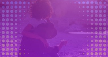 Afrika kökenli Amerikalı bir çiftin kumsalda birbirleriyle konuşması üzerine soyut renkli şekiller. Aşk ve ilişki kavramı