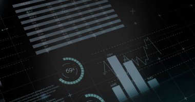 Siyah arkaplana karşı bilgi arayüzü üzerinden görüntüleyici resmi. Dijital olarak oluşturulmuş, hologram, rapor, finans, veritabanı, grafikler, televizyon, kamera ve teknoloji kavramı.