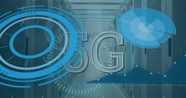 Sunucuların üzerinde 5G ve işleme çemberlerinin resmi. ağ, iletişim, veri işleme ve teknoloji konsepti dijital olarak oluşturulmuş görüntü.