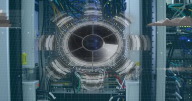 Yuvarlak tarayıcı ve veri işleme görüntüsü ve bir bilgisayar sunucusuna yakın çekim yapan yuvarlak tarayıcı. Bilgisayar arayüzü ve iş veri depolama teknolojisi kavramı