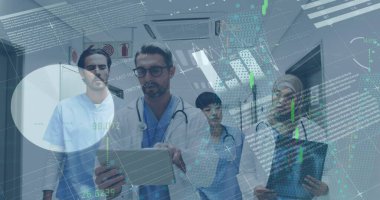 Grafikler, bilgi arayüzü, çeşitli doktorların röntgen taraması ve koridorda yürümesi. Dijital bileşik, çoklu pozlama, rapor, iş, küresel, tıbbi, sağlık, teknoloji.