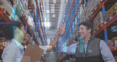 Depoda birbirlerine beşlik çakan erkek ve kadın yöneticilerle ilgili istatistiksel veri işleme. lojistik ve ulaşım sektörü kavramı